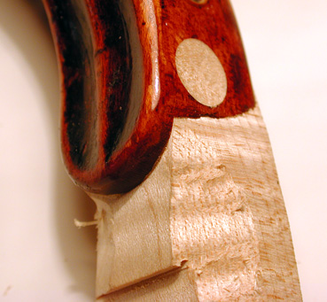 Bild eines eingepassten Anschäfters bei einer Geige